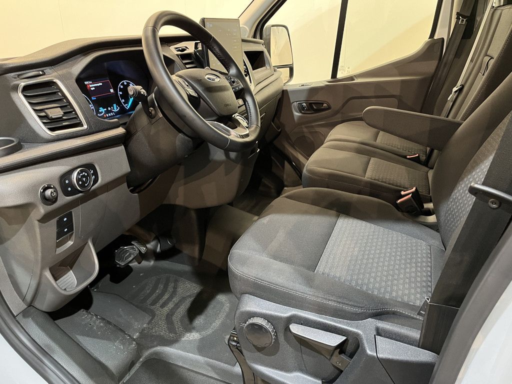 Ford E-Transit 350 L2H2 Trend 68 kWh / 100% Elektrisch !! / Airco / Cruise Control / CarPlay / Camera / Navigatie / 3-Zits / 6.600 KM !!