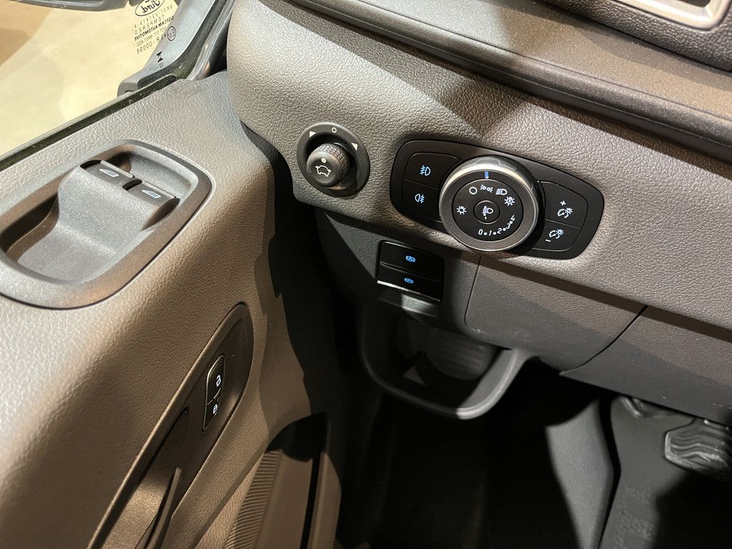 Ford E-Transit 350 L2H2 Trend 68 kWh / 100% Elektrisch !! / Airco / Cruise Control / CarPlay / Camera / Navigatie / 3-Zits / 6.600 KM !!