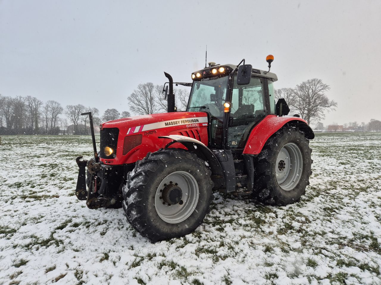 Massey Ferguson 6480 met Fronthef / PTO en Trimble autopilot