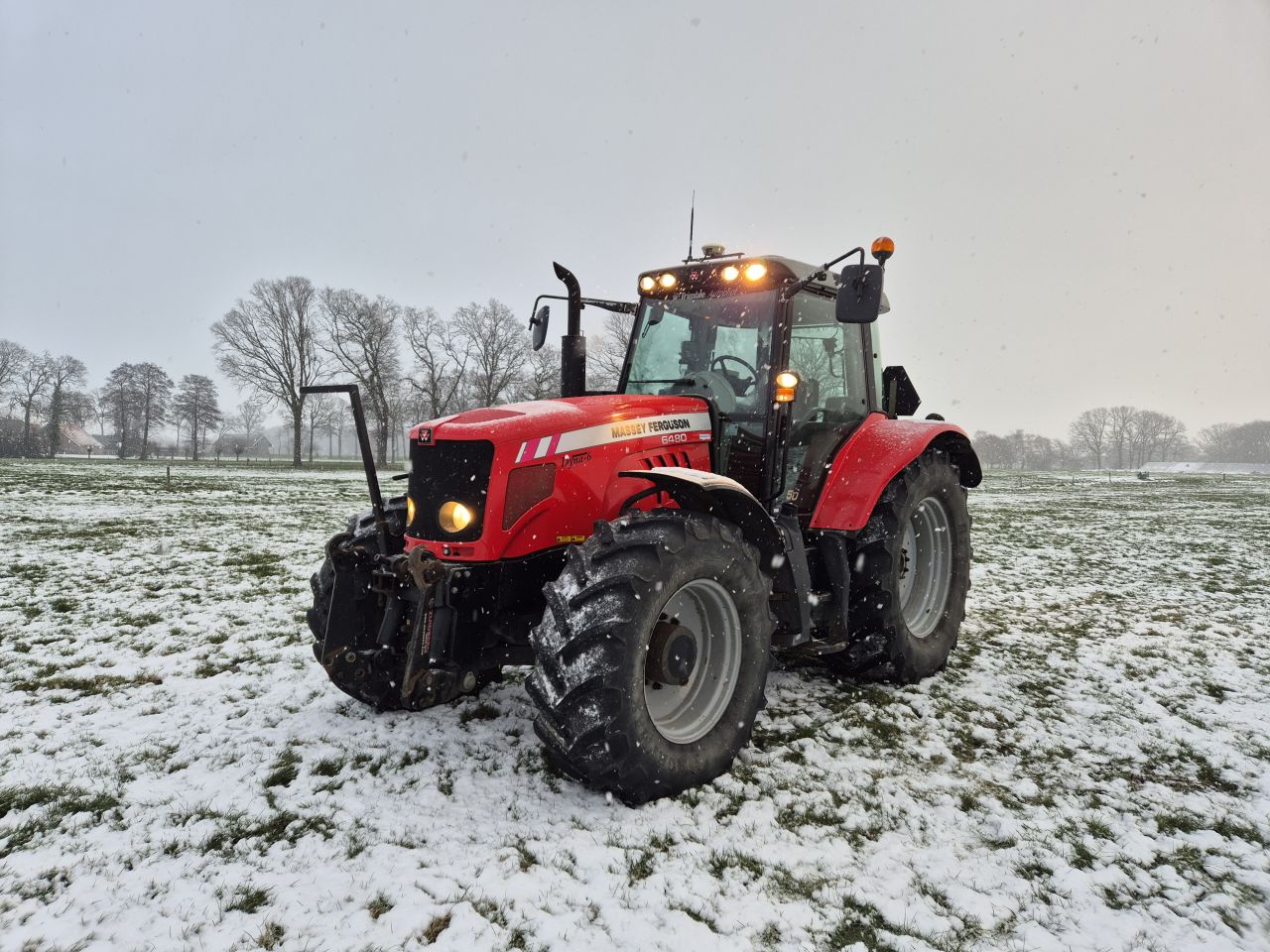 Massey Ferguson 6480 met Fronthef / PTO en Trimble autopilot