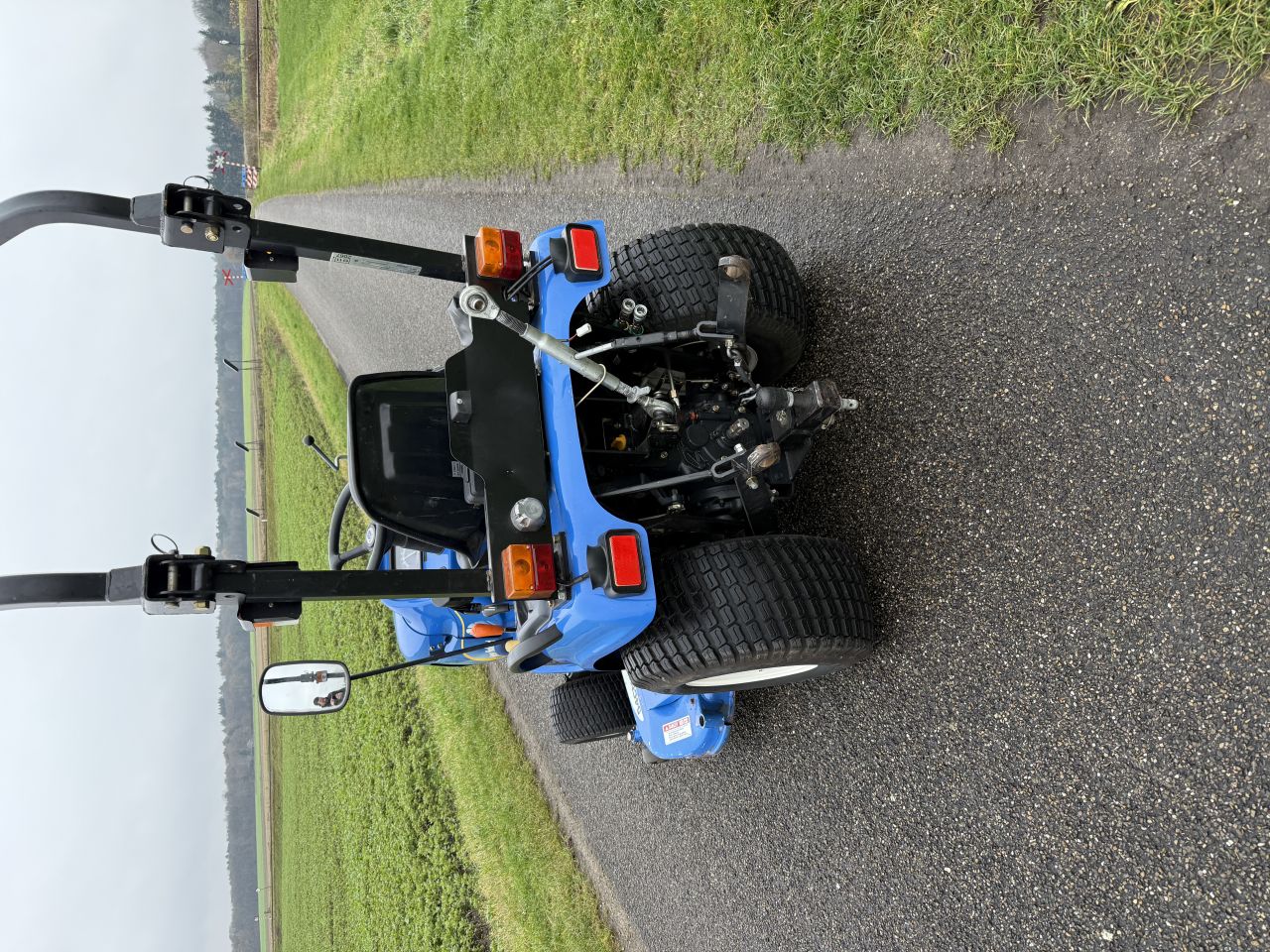 New Holland TZ 24 minitrekker met sneeuwschuif. Sneeuwschuiver