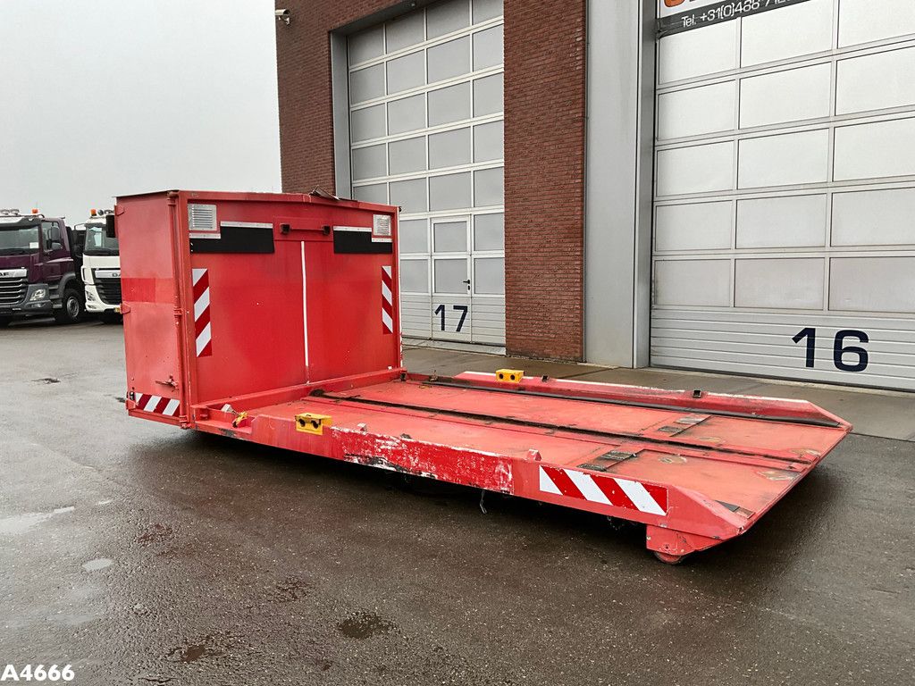 Flatcontainer met opbergruimte