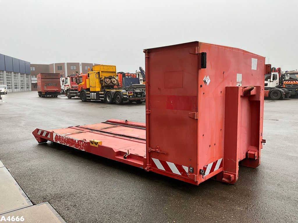 Flatcontainer met opbergruimte