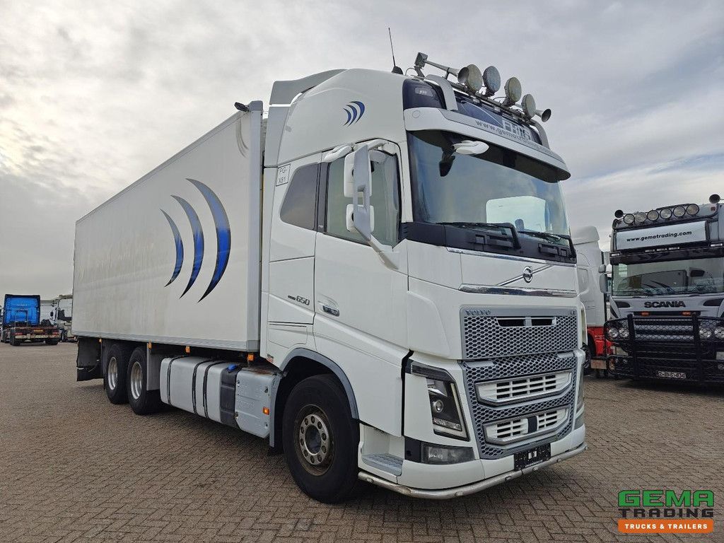 Volvo FH650 FH16 6x4 Globetrotter XL Euro 6 – Vollklimatisiert – Kühl-/Gefrierkombination 8,4 m + Thermo King – Standklimaanlage – Schaukelstuhl