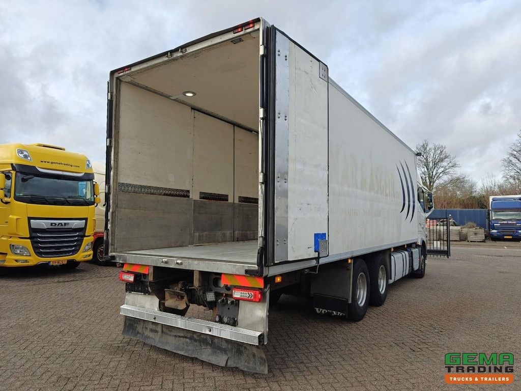 Volvo FH650 FH16 6x4 Globetrotter XL Euro 6 – Vollklimatisiert – Kühl-/Gefrierkombination 8,4 m + Thermo King – Standklimaanlage – Schaukelstuhl