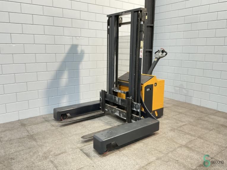 Stackers Electric FAC 4V-XT3020 2012 4-Way