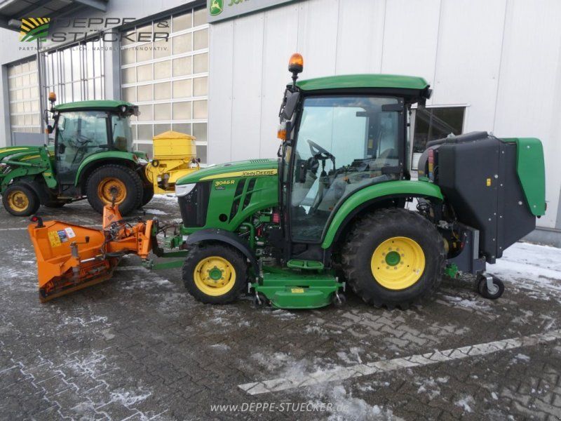 John Deere 3046R mit Schneeschild u.v.m.