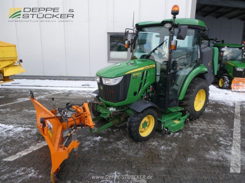 John Deere 3046R mit Schneeschild u.v.m.