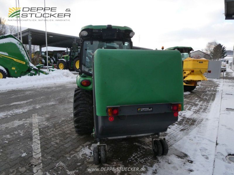 John Deere 3046R mit Schneeschild u.v.m.