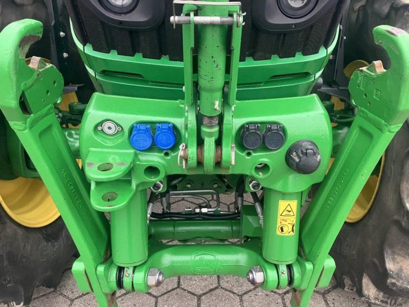 John Deere 6215R