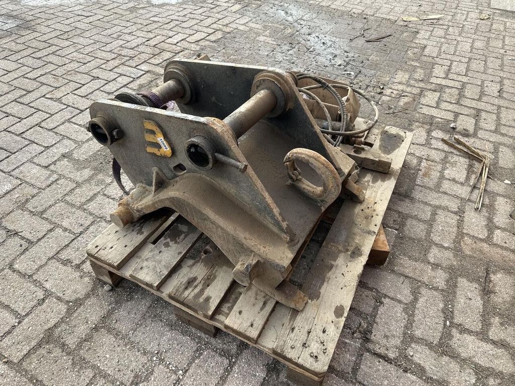 Beco CW 40 quick coupler for construction equipment