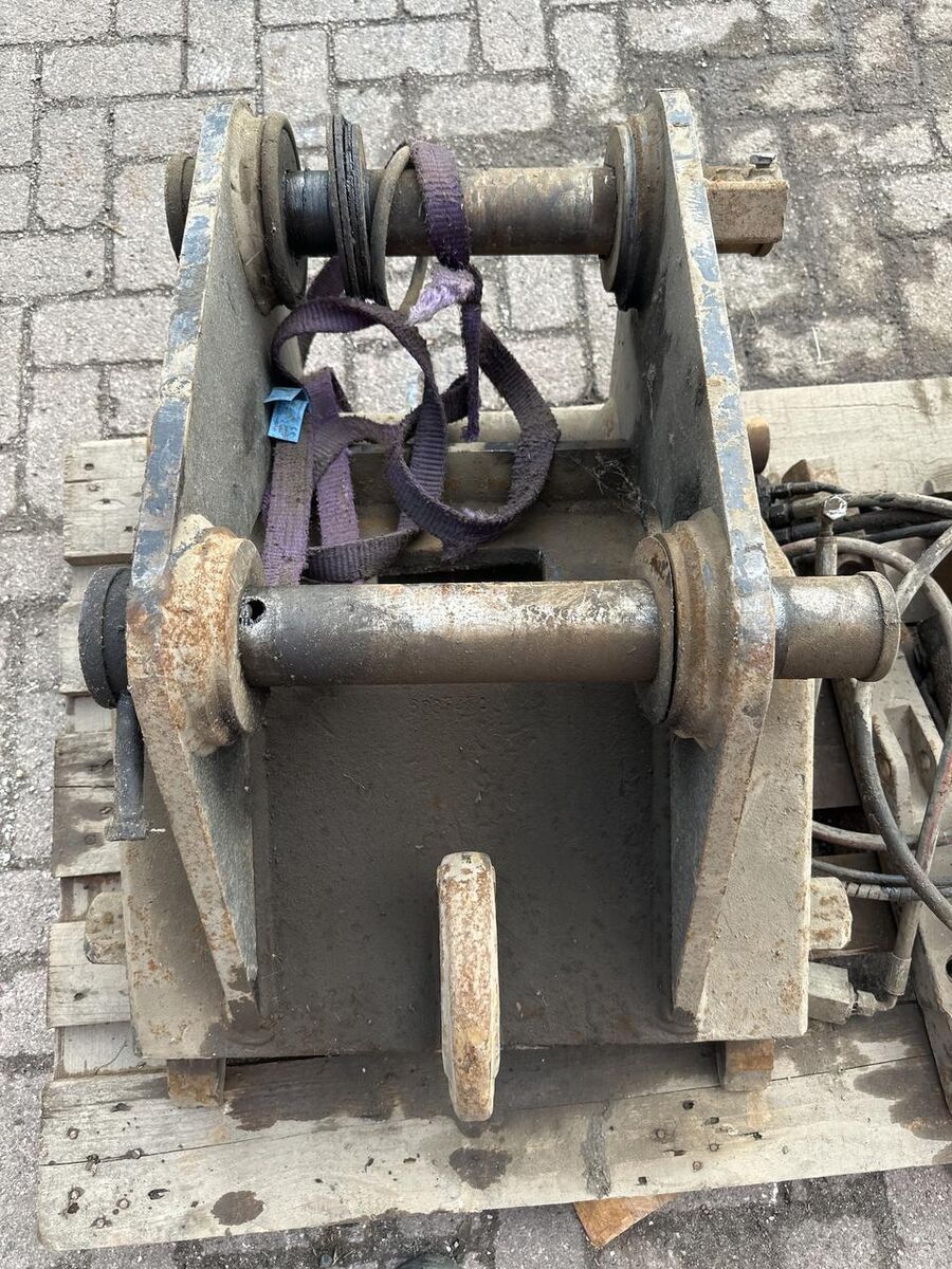 Beco CW 40 quick coupler for construction equipment