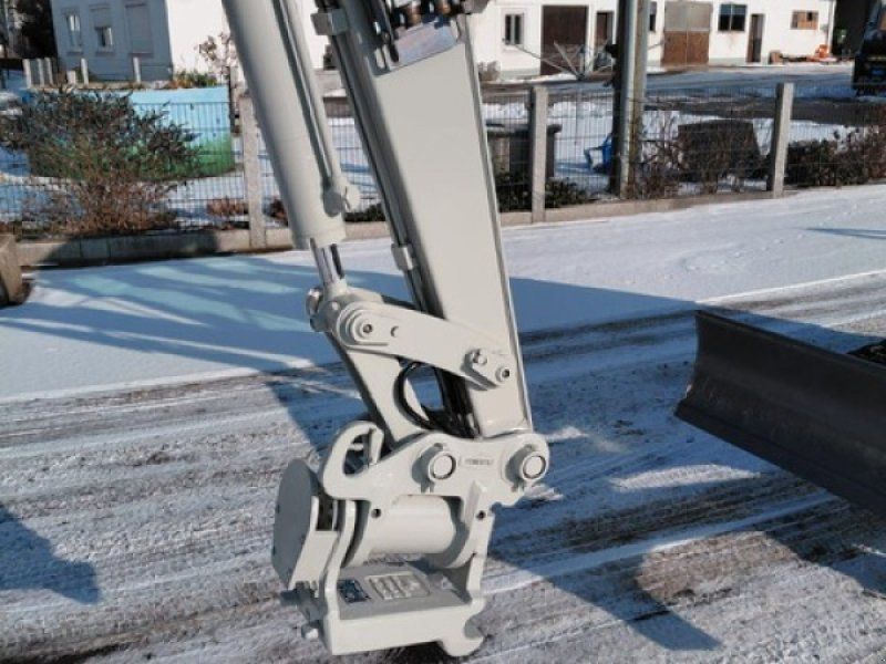 Takeuchi TB 235 mit Powertilt