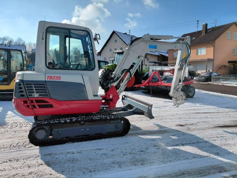 Takeuchi TB 235 mit Powertilt