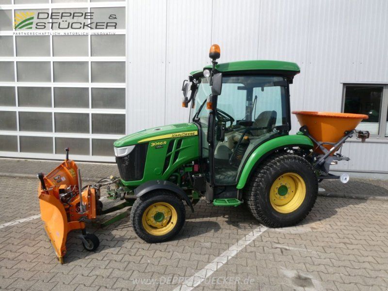 John Deere 3046R