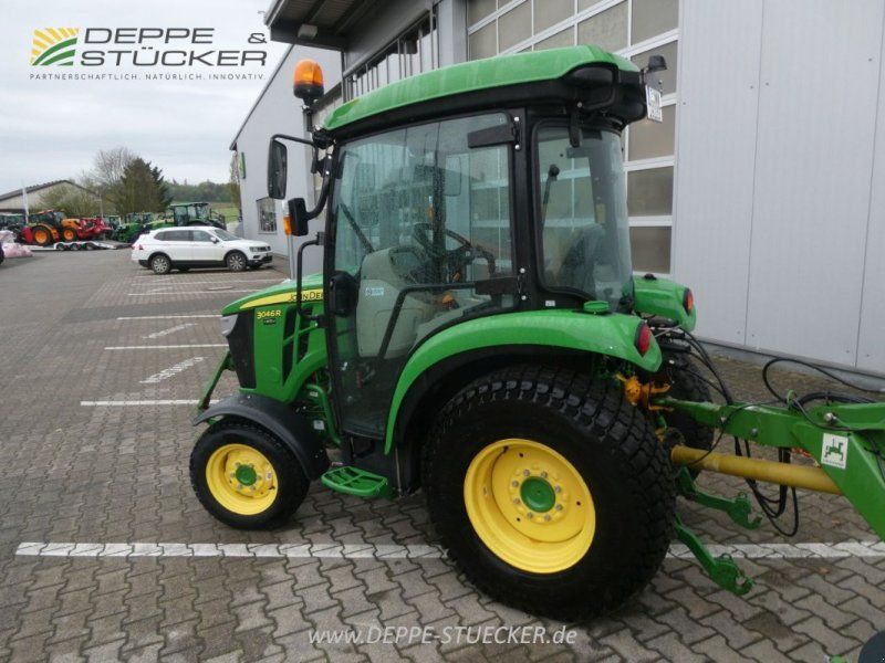 John Deere 3046R
