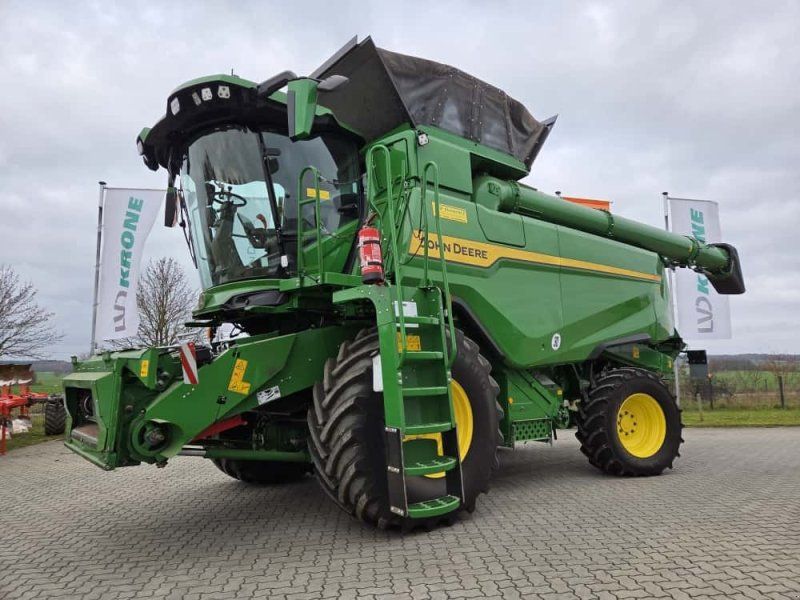 John Deere T5 700