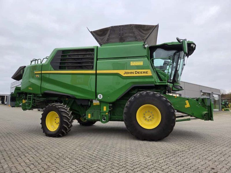 John Deere T5 700