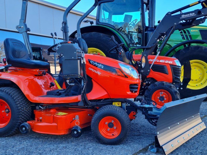 Kubota GR 2120 III mit Schneeschild + Kehrbürstenfunktion
