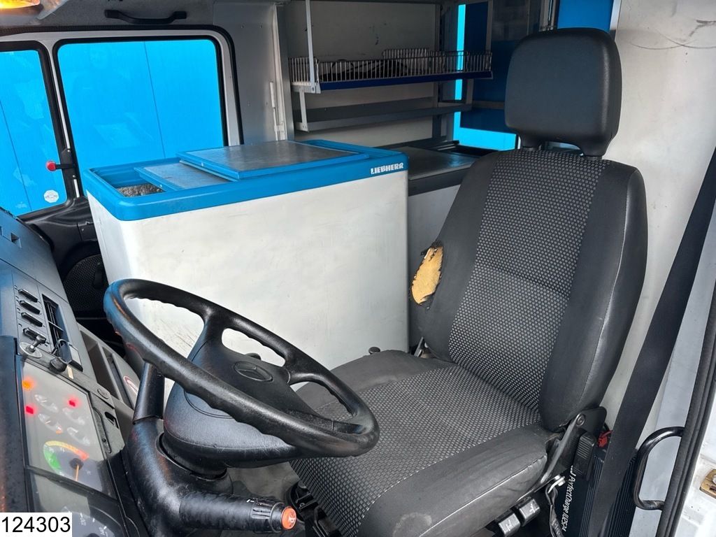 Mercedes Vario 815 D Promotional Truck, Manual transmission