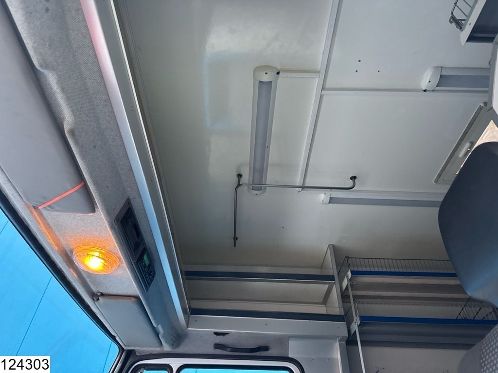 Mercedes Vario 815 D Promotional Truck, Manual transmission