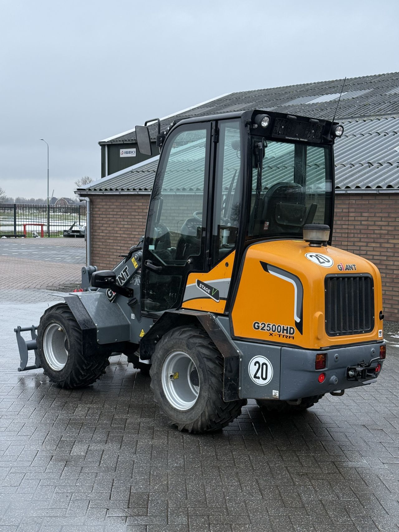 Giant g2500 extra HD met cabine ( 700 uur )