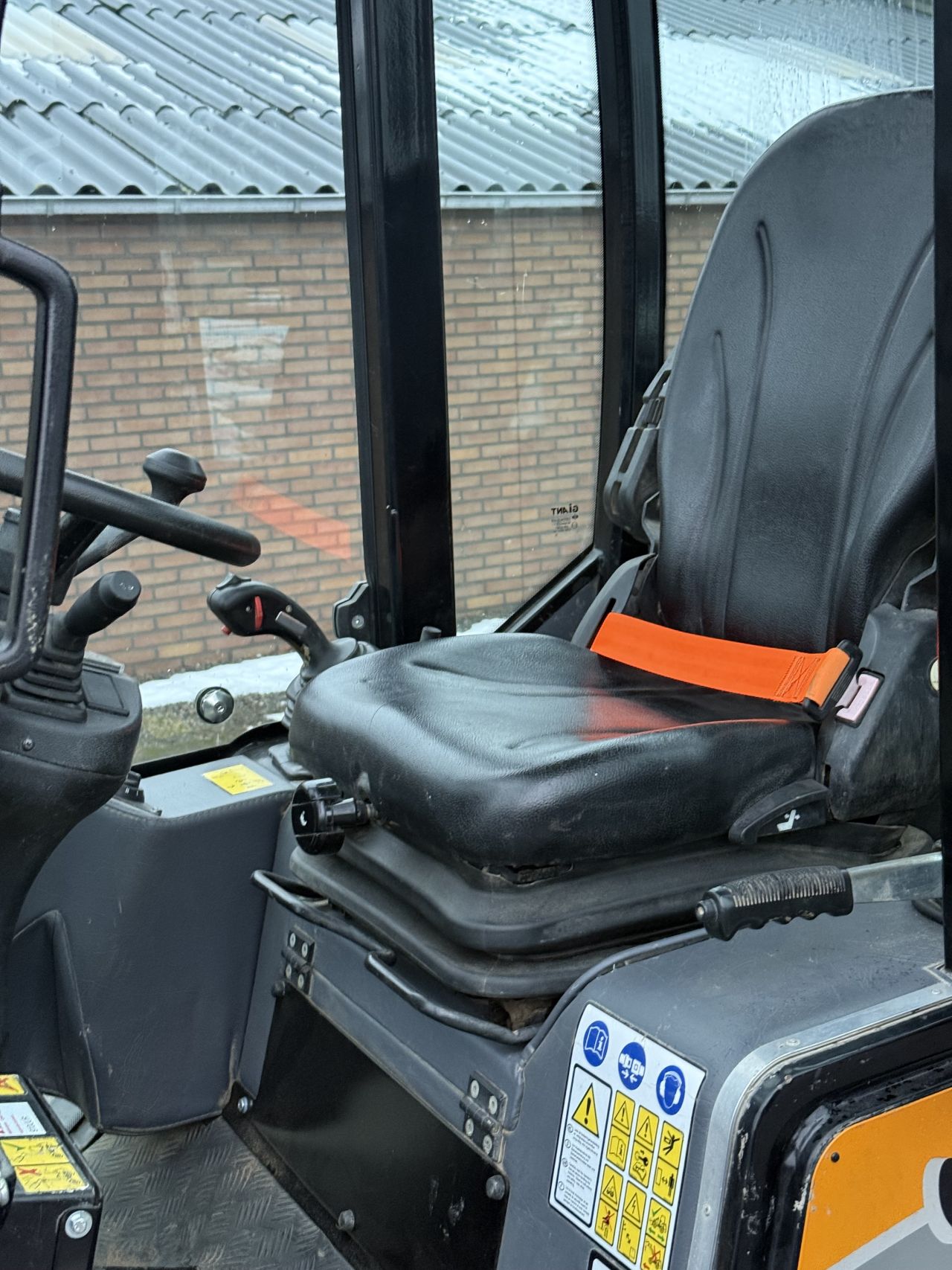 Giant g2500 extra HD met cabine ( 700 uur )