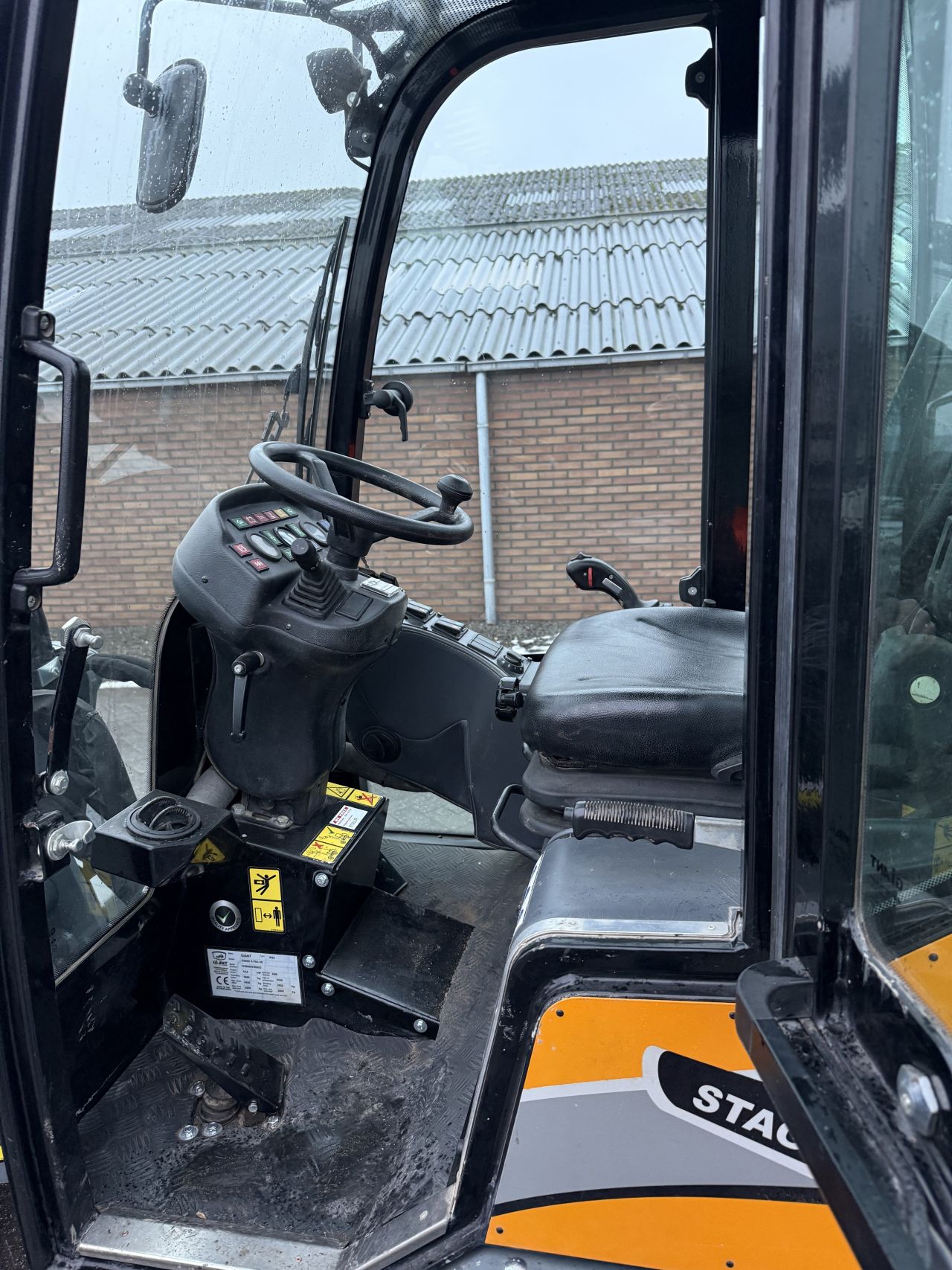 Giant g2500 extra HD met cabine ( 700 uur )