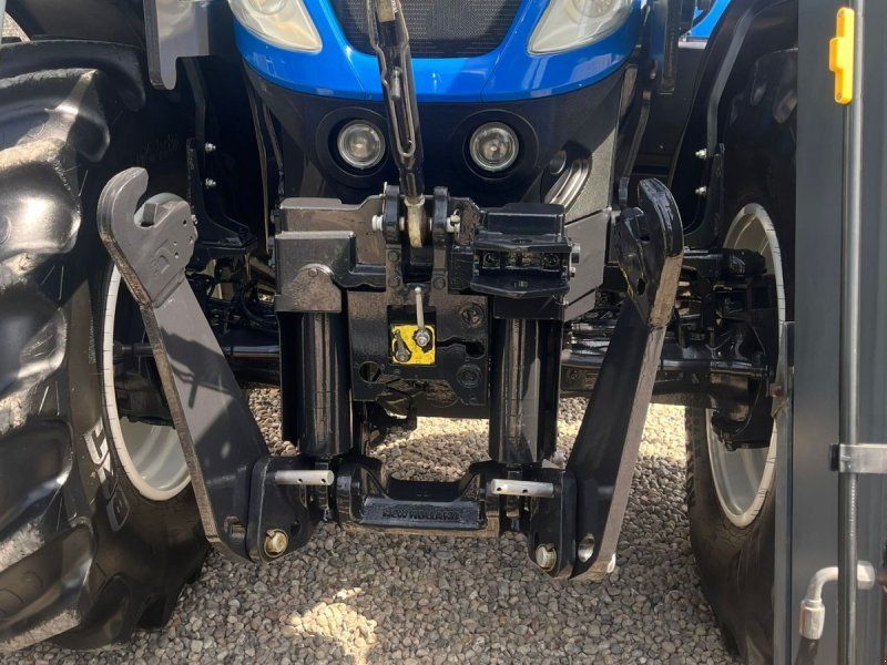 New Holland T7.270 AC med frontlift og frontlæsser. Den kan også købes uden
