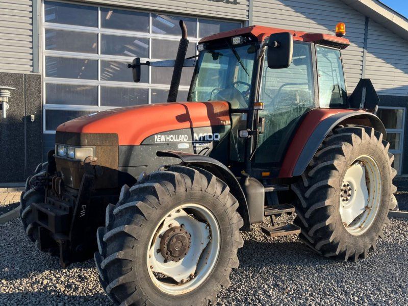 New Holland M100 Med frontlift og turbo