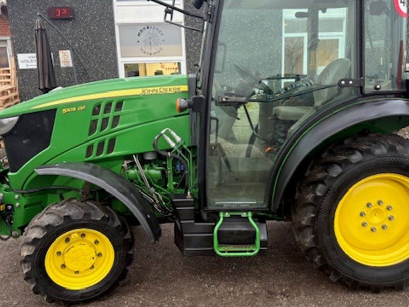 John Deere 5105GF FRONTLIFT. HJUL MED GRÆSDÆK MEDFØLGER