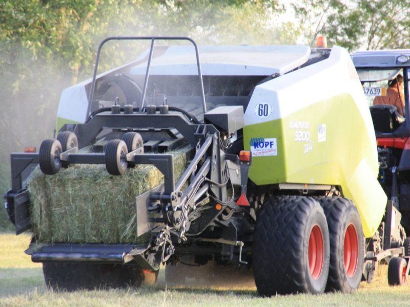Claas Quadrant 3200 RC mit Häcksler und Ballenstapler
