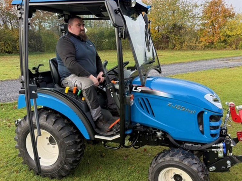 LS Tractor XJ25 HST Snowline