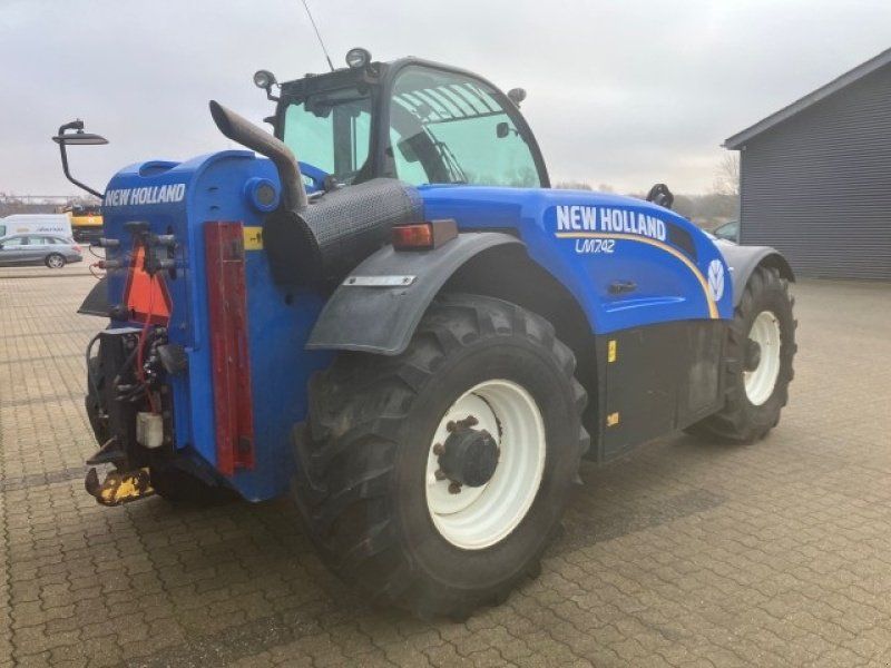 New Holland lm7.42