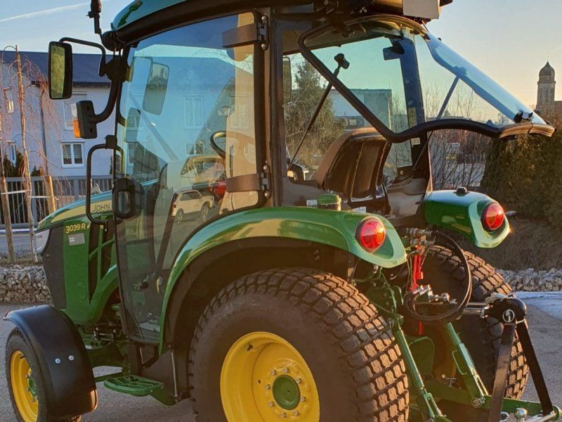 John Deere 3039R