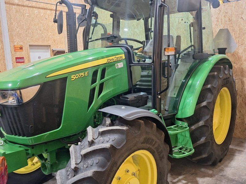 John Deere 5075E