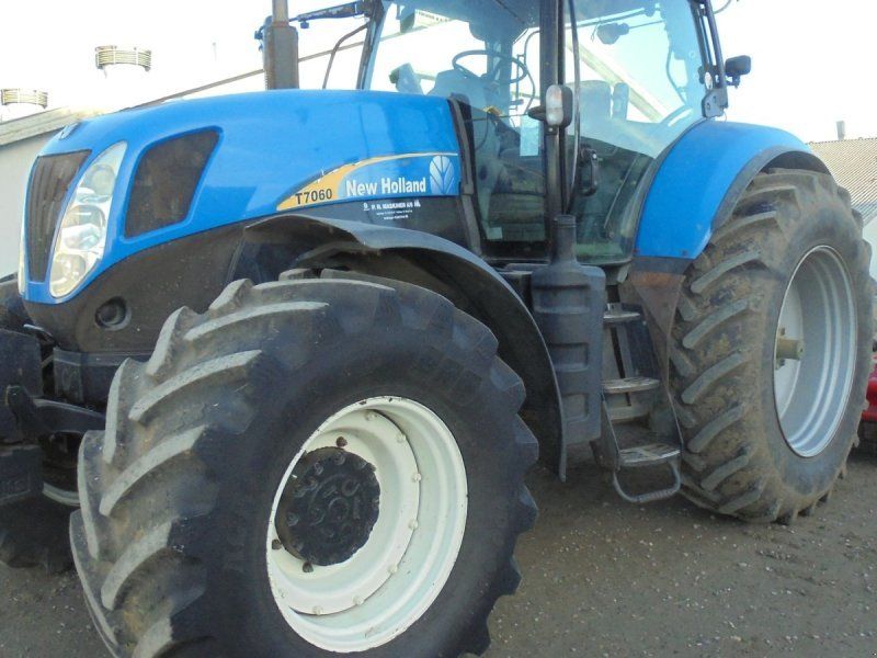 New Holland T7060