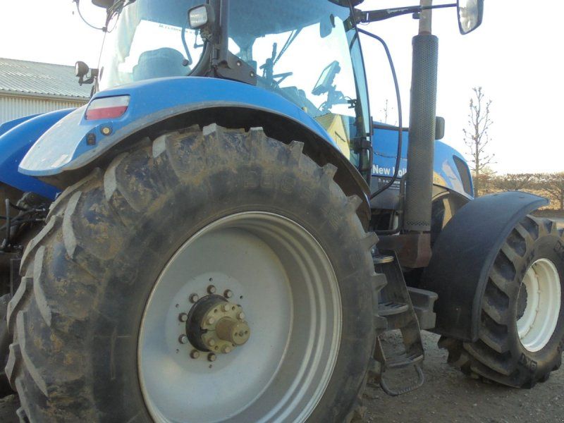 New Holland T7060