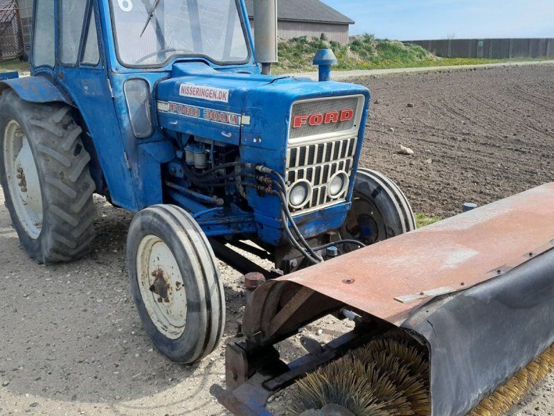 Ford 3000Y med mekanisk trukket kost med hydr regulering
