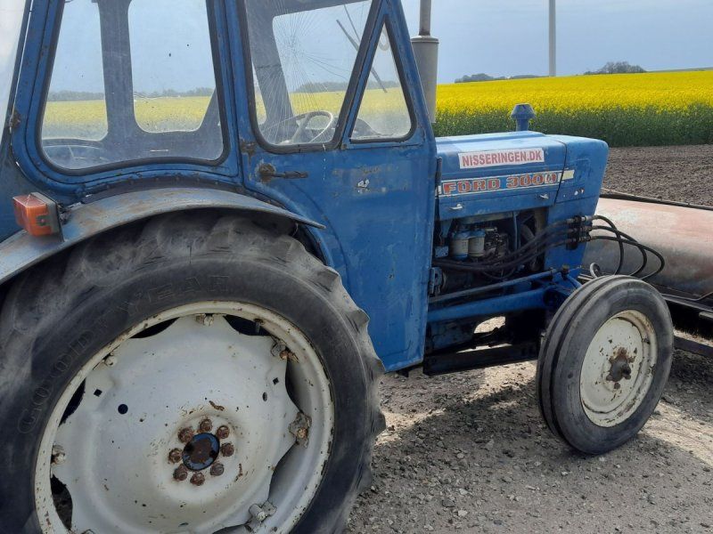Ford 3000Y med mekanisk trukket kost med hydr regulering