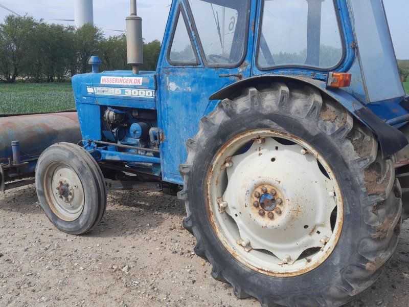 Ford 3000Y med mekanisk trukket kost med hydr regulering