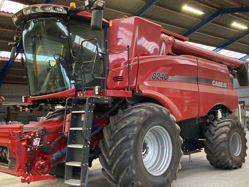 Case IH Axial Flow 8240