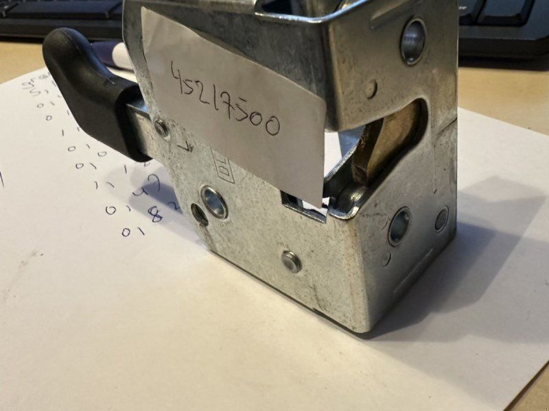 Valtra Dørlås indvendig højre. nummer 45217500