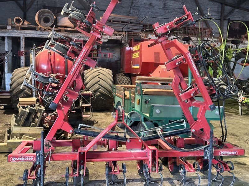 Steketee 12 rækket. Der medføger plader til små afgrøder.