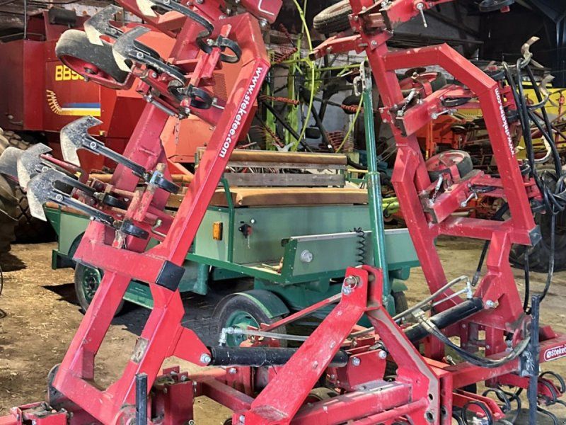 Steketee 12 rækket. Der medføger plader til små afgrøder.