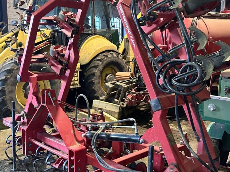 Steketee 12 rækket. Der medføger plader til små afgrøder.