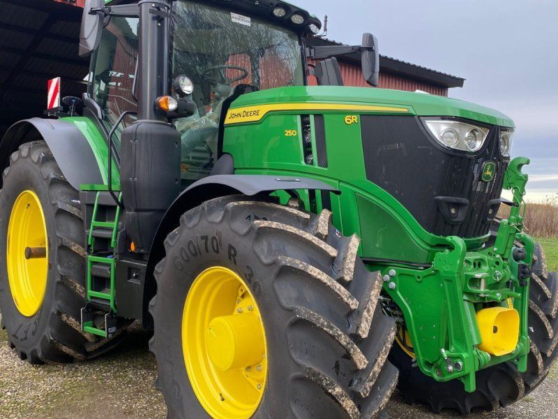 John Deere 6R250