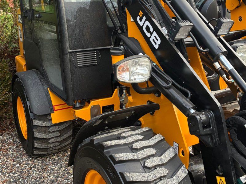 JCB 403 Plus Agri Med kabine og 30 km/t