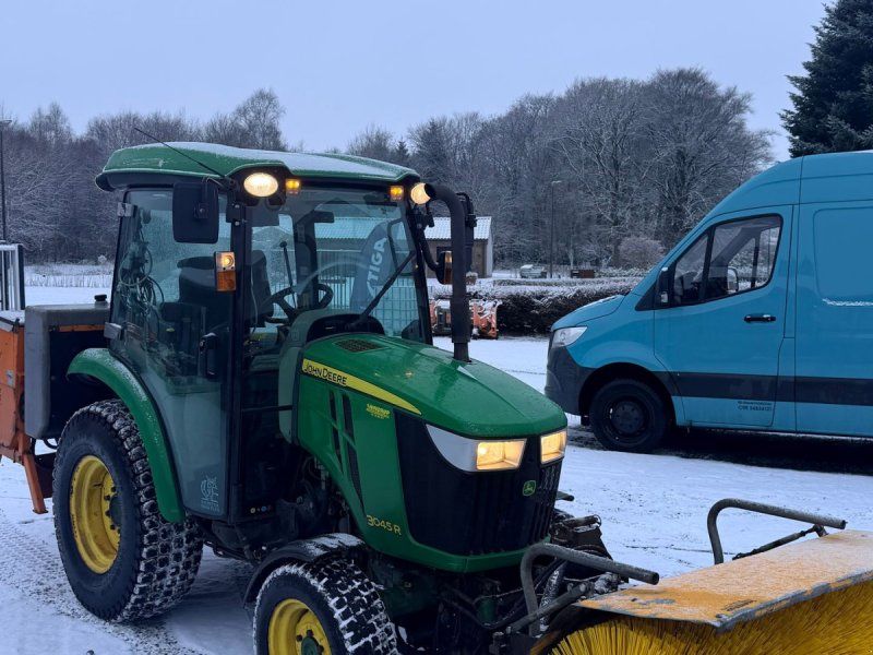 John Deere 3045R