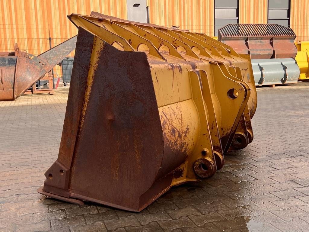 CAT 963C Loading bucket